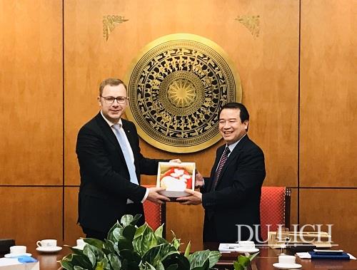Phó Tổng cục trưởng TCDL Hà Văn Siêu tặng quà lưu niệm cho ông Daniel Sturm